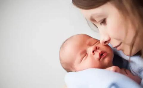 تفسير رؤية الولادة في المنام للعزباء لابن سيرين