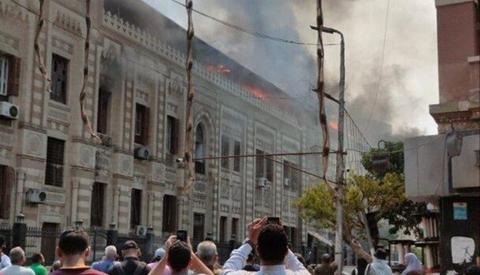 حريق ضخم في مبنى وزارة الأوقاف المصرية