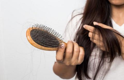 طرق علاج تساقط الشعر للنساء والأسباب وطرق